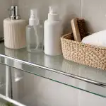 glem-alt-om-saeberester-med-denne-rengoeringsmiddel-til-badevaerelseshylder.png